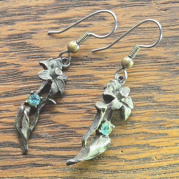 Vintage daffodil earrings with inset stone. - Picture 1 of 5